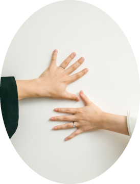 結婚指輪をした夫婦の手の写真