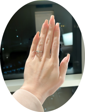 婚約指輪をした女性の手