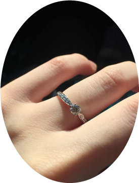 婚約指輪をした女性の手
