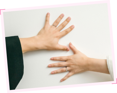 結婚指輪をした夫婦の手の写真