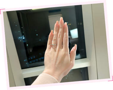 婚約指輪をした女性の手